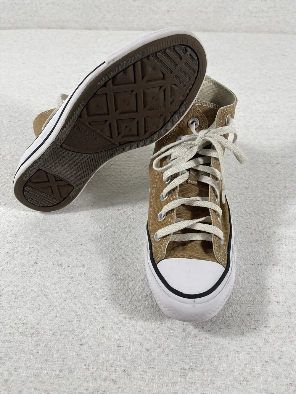 Converse Youth Size 4 Chuck Taylor All Star High Top Sneakers. SKU#0370